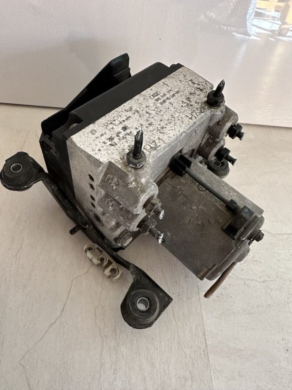 photo_2024-03-08_13-30-59 ABS Hydraulikblock Steuergerät vorne Nr2/6 8D0614111 0265214002 AUDI A4 (8D2, B5) 1.8 Bremsaggregat ABS AUDI A4 B5 (8D2) 2.6 ist ein einzigartiges, gebrauchtes Originalteil mit der Teilenummer 8D0614111 0265214002