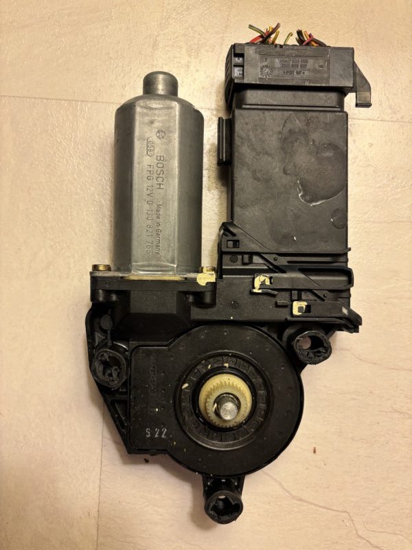 VW GOLF IV (1J1) 1.4 16V Motor Fensterheber links vorne 0130821765 BOSCH