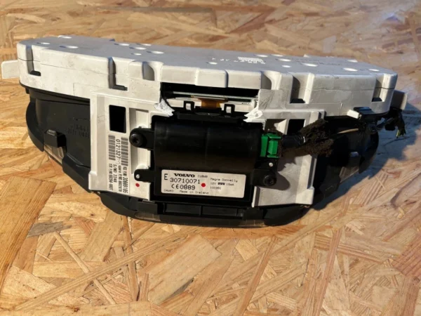s-l1600 (70) Tachoeinheit / Kombiinstrument Volvo S40 2.4 E 30710071