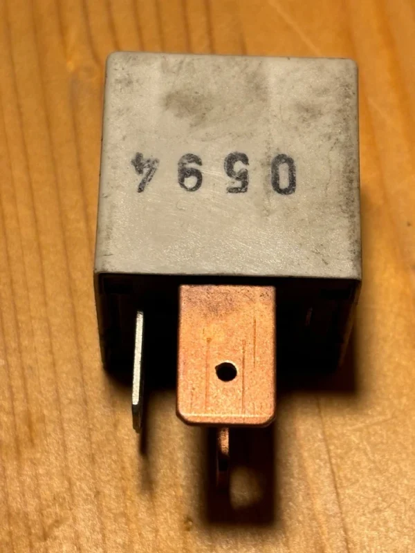 Relais Nr. 167 191906383C Kraftstoffpumpe Benzinpumpe VW AUDI