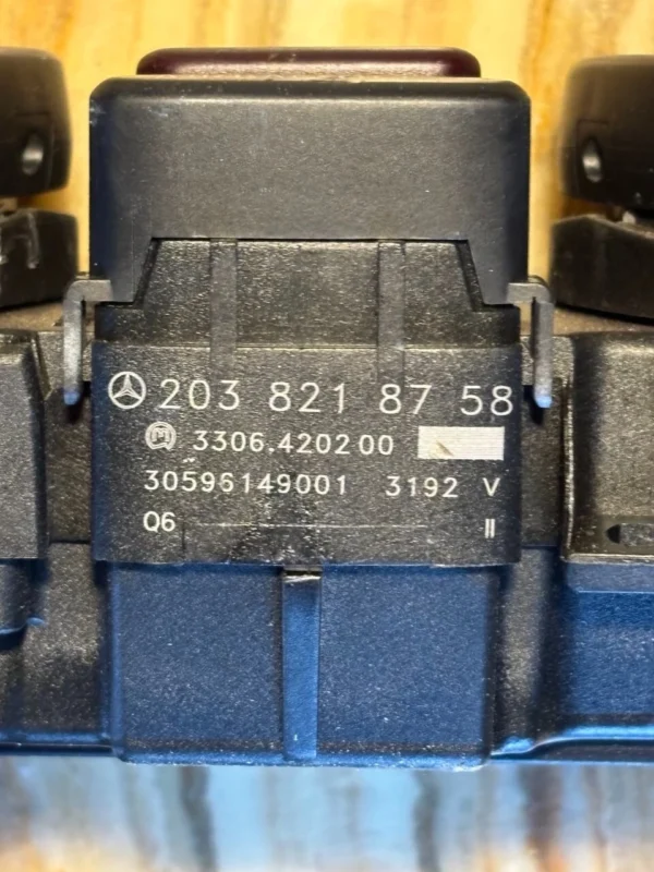 MERCEDES-BENZ C-Klasse W203 Schalter Warnblinker Sitzheizung A2038218758